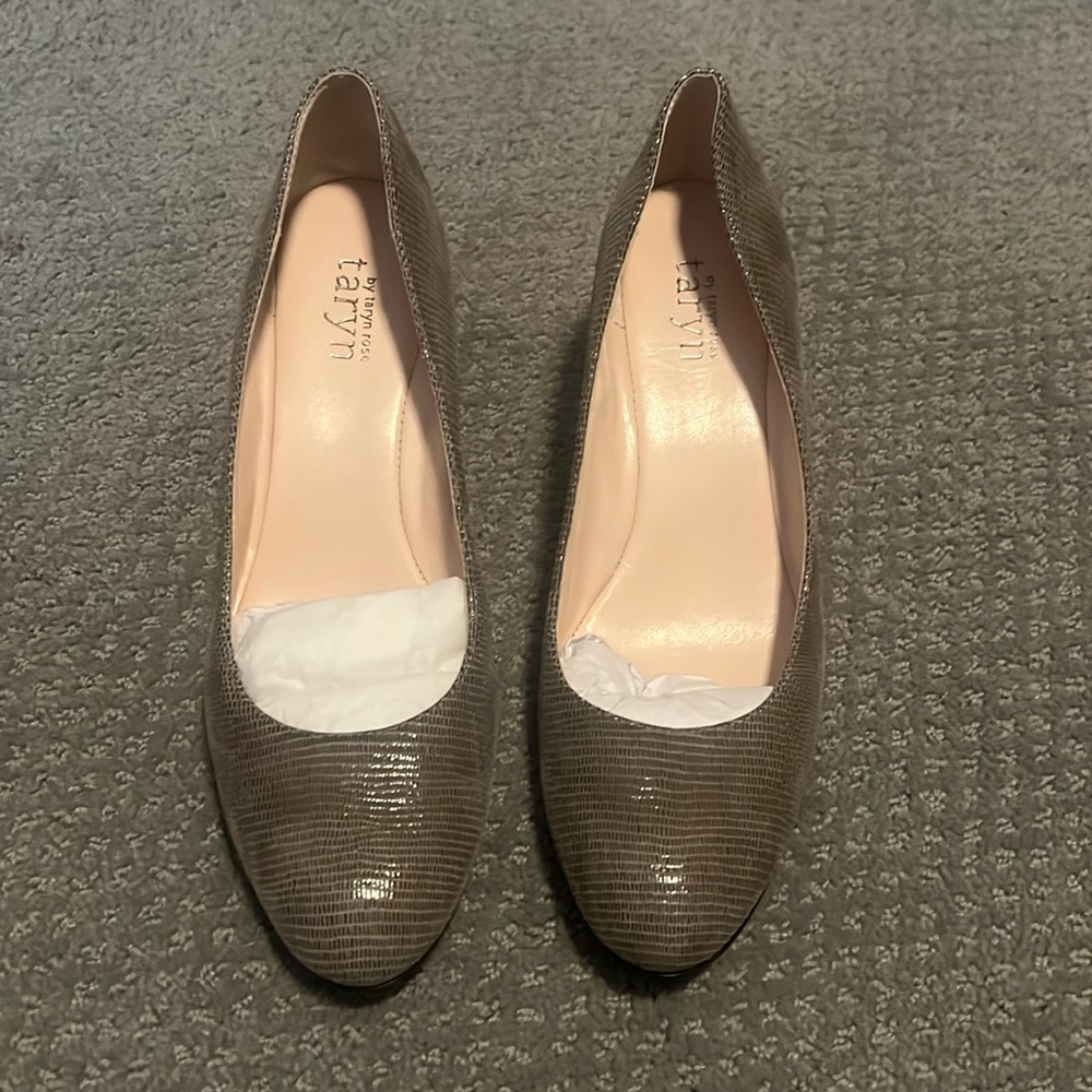 Wedge shoes heels. Perfect for the office or church. - Picture 6 of 6